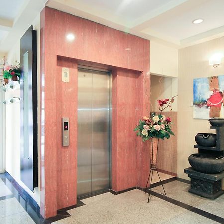 Super Oyo Capital O 175 K-60 Residence Surabaya Buitenkant foto