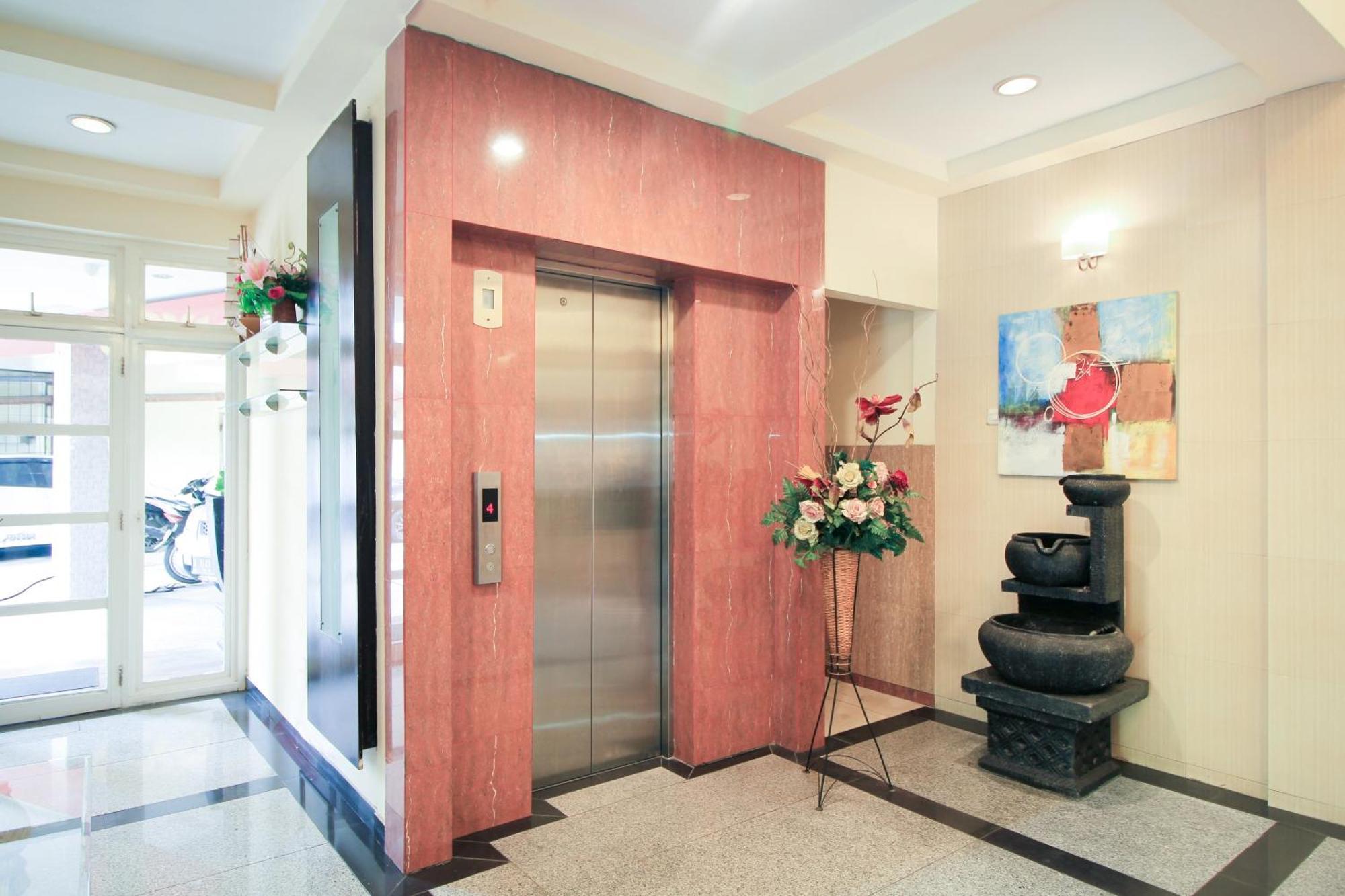 Super Oyo Capital O 175 K-60 Residence Surabaya Buitenkant foto