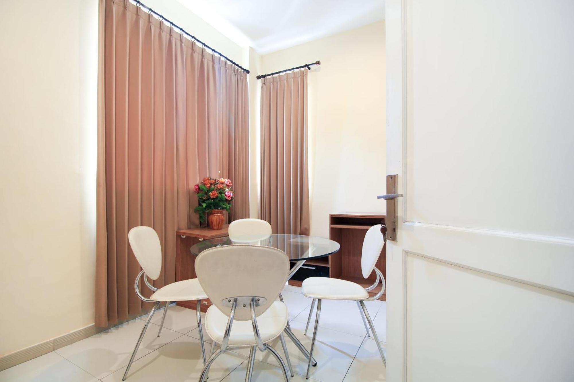 Super Oyo Capital O 175 K-60 Residence Surabaya Buitenkant foto