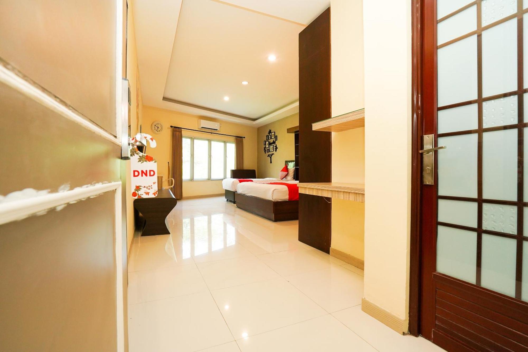 Super Oyo Capital O 175 K-60 Residence Surabaya Buitenkant foto