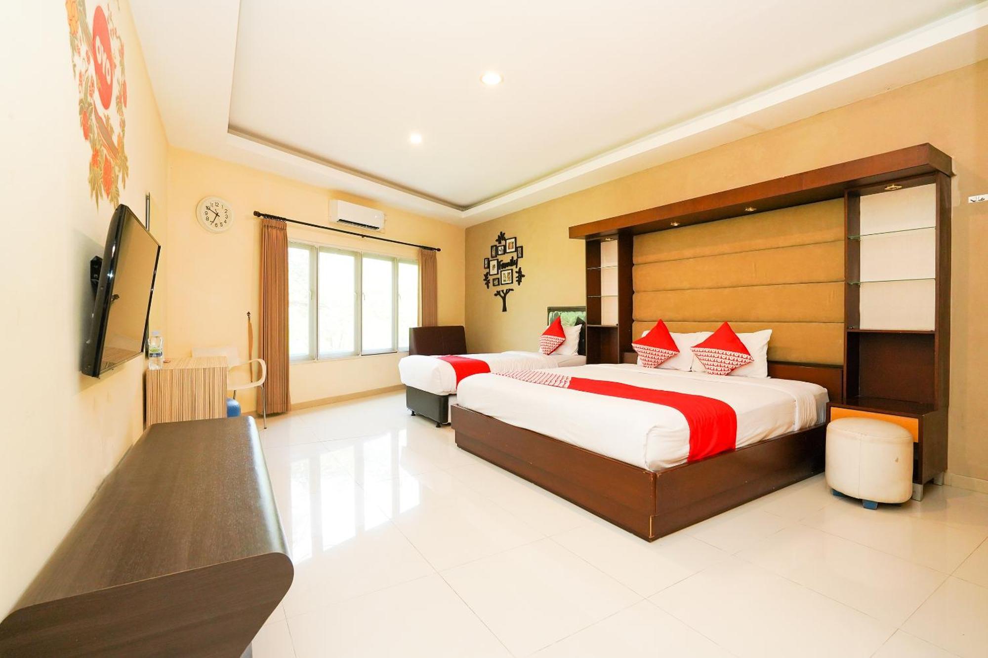 Super Oyo Capital O 175 K-60 Residence Surabaya Buitenkant foto