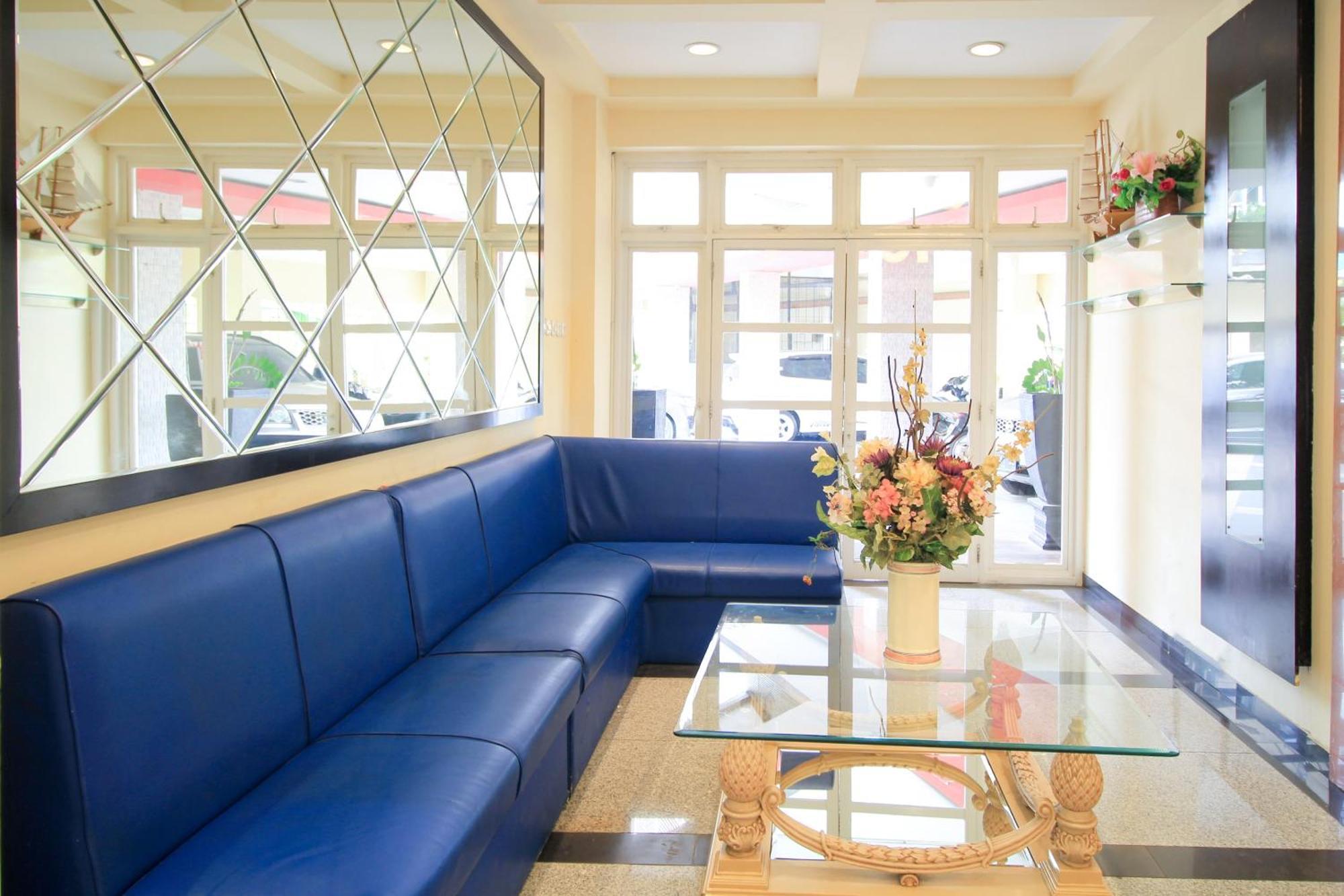 Super Oyo Capital O 175 K-60 Residence Surabaya Buitenkant foto
