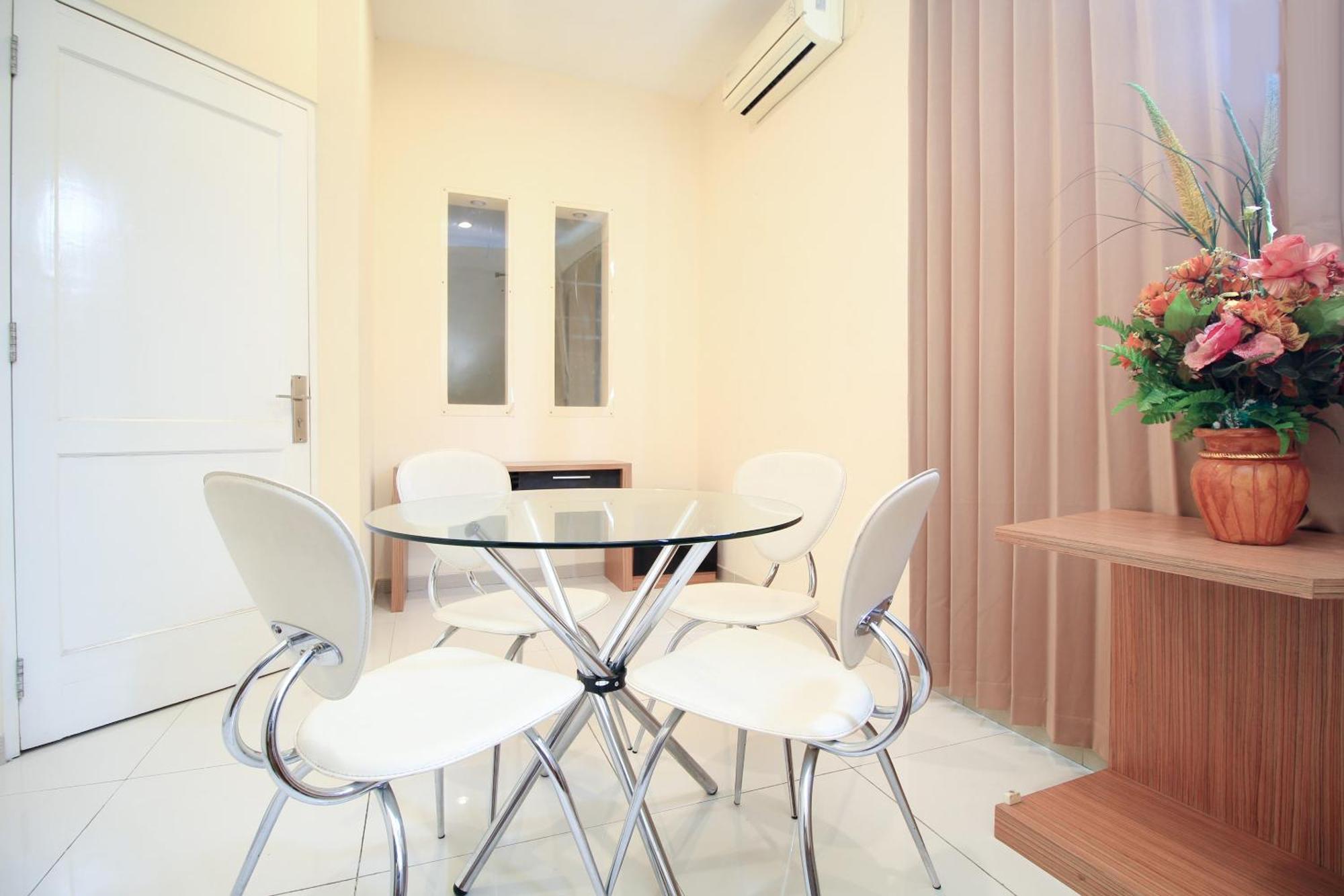 Super Oyo Capital O 175 K-60 Residence Surabaya Buitenkant foto