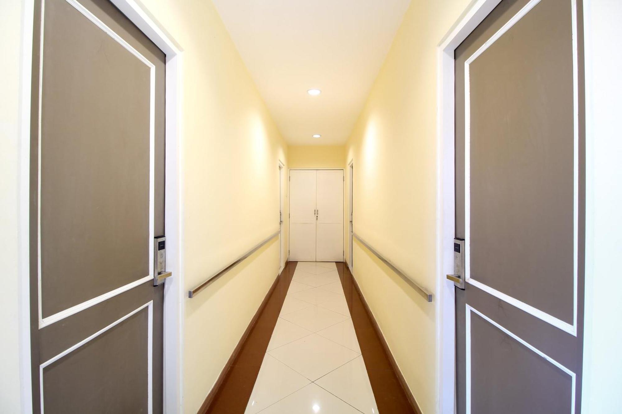 Super Oyo Capital O 175 K-60 Residence Surabaya Buitenkant foto