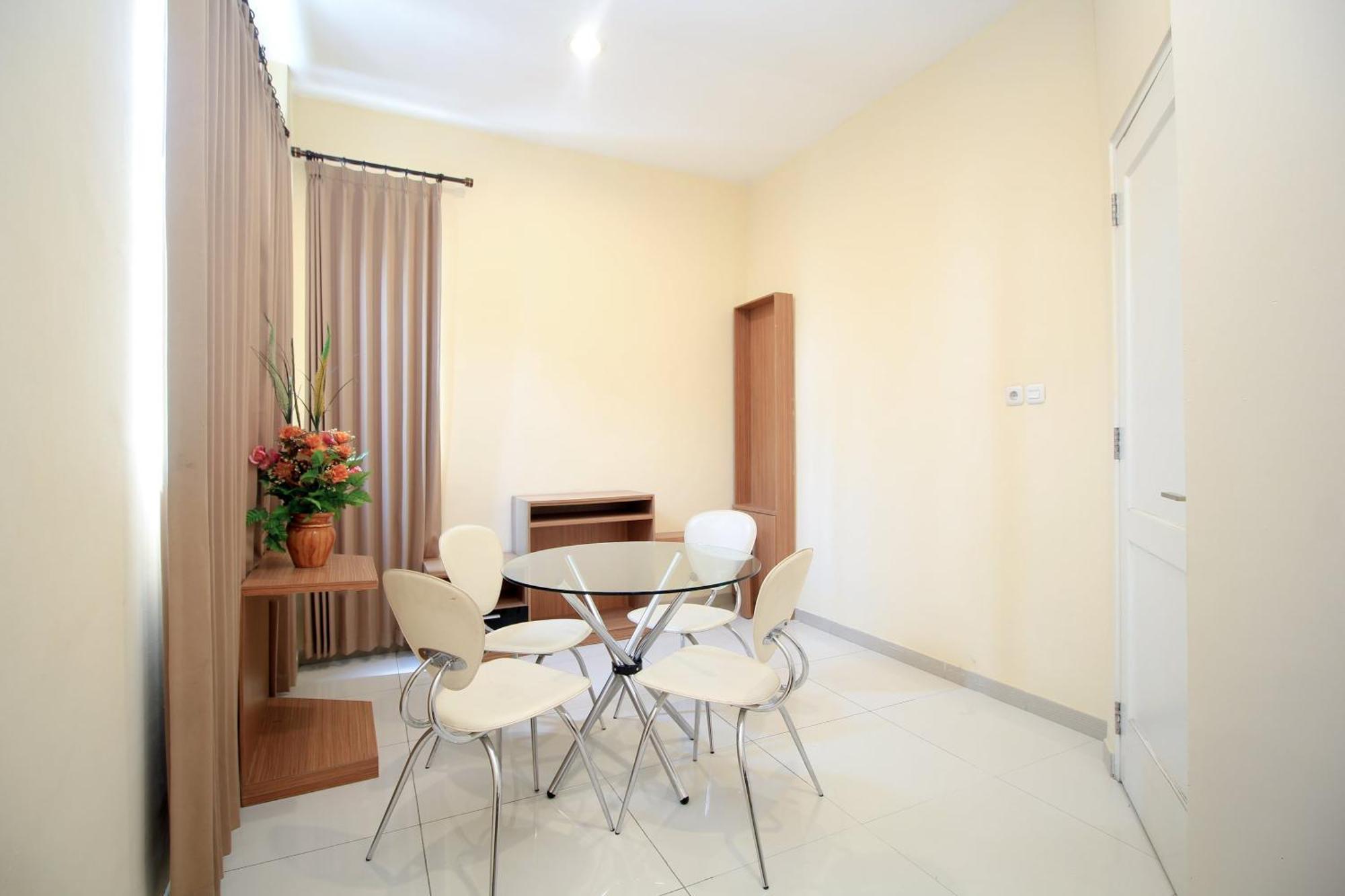 Super Oyo Capital O 175 K-60 Residence Surabaya Buitenkant foto