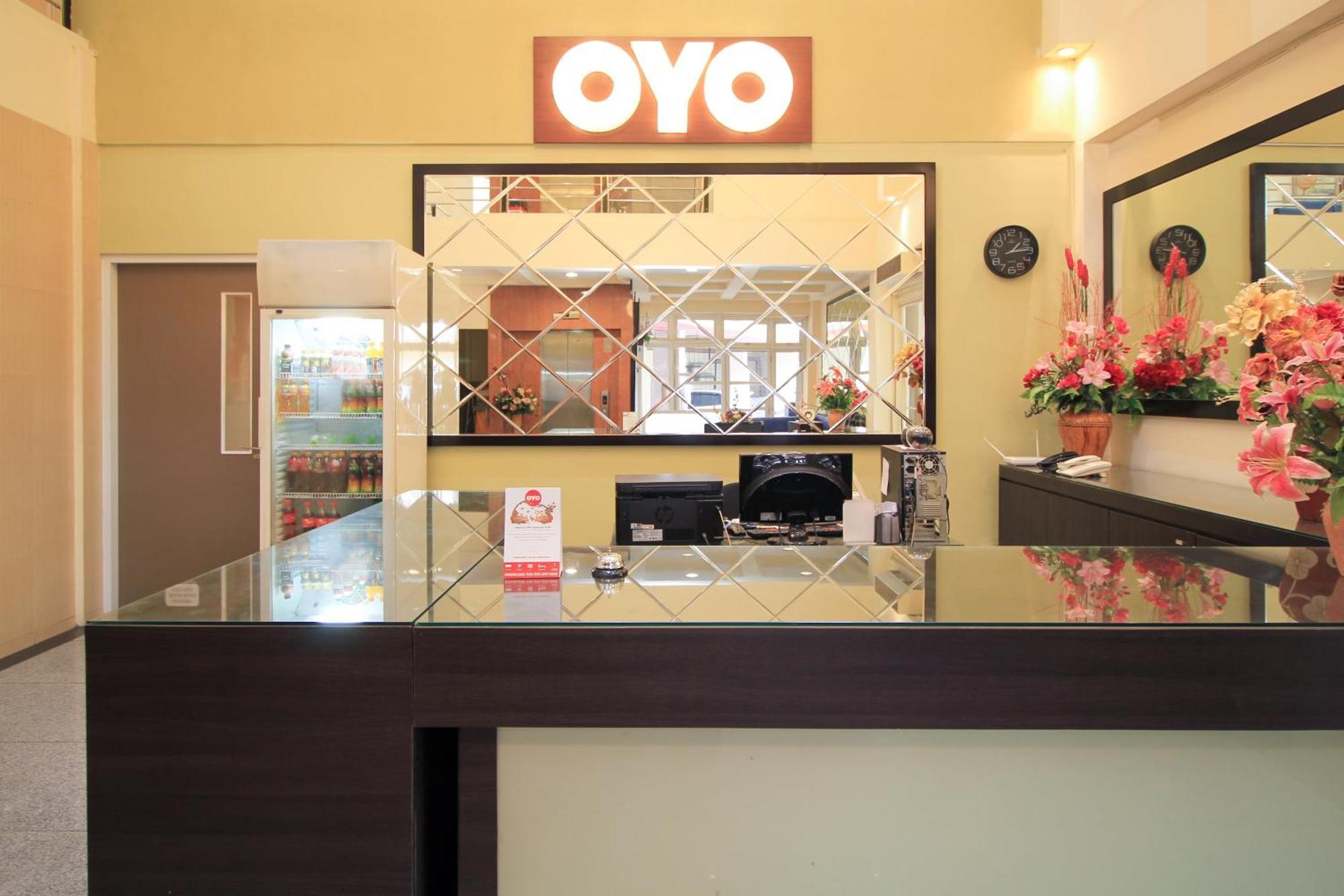 Super Oyo Capital O 175 K-60 Residence Surabaya Buitenkant foto