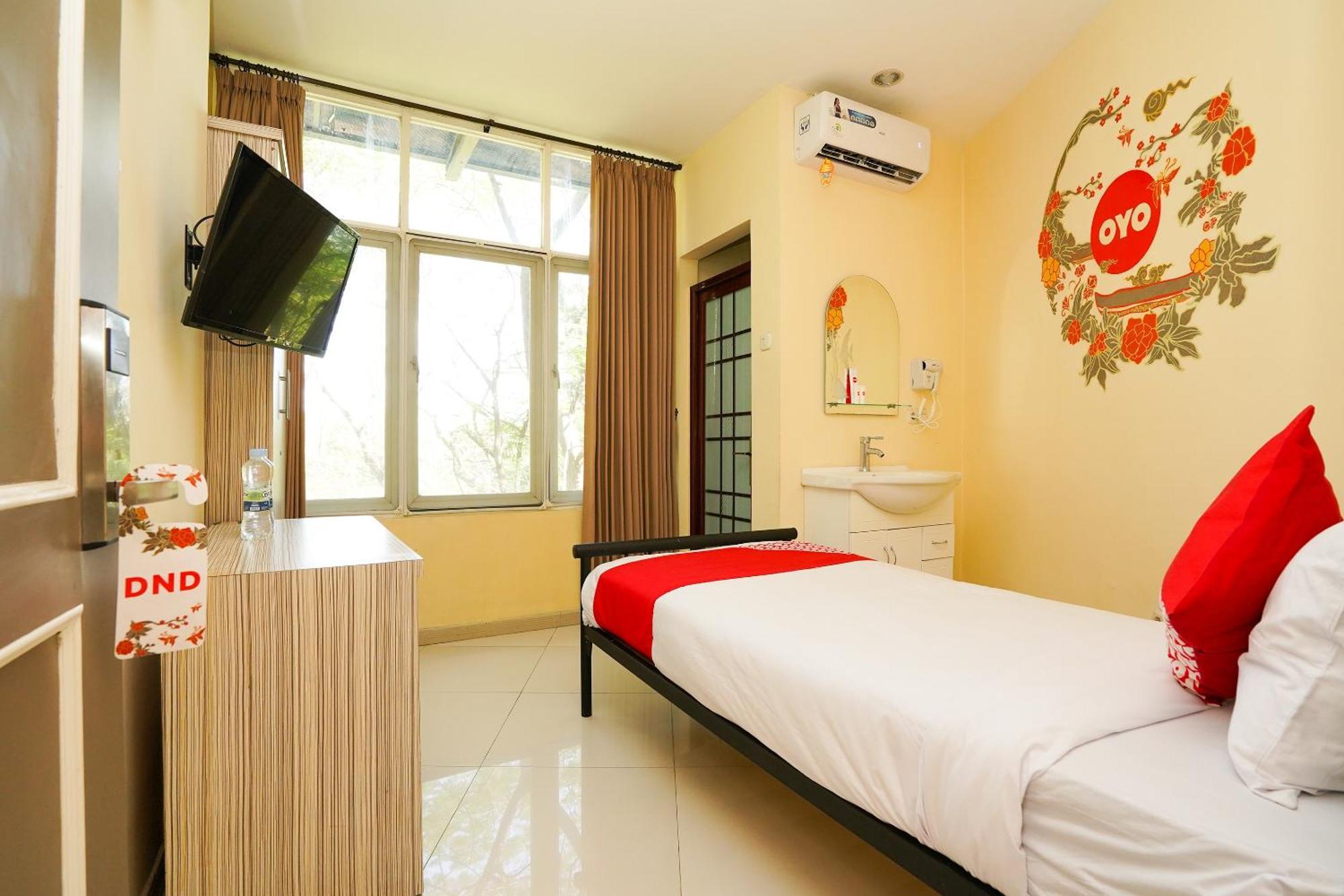 Super Oyo Capital O 175 K-60 Residence Surabaya Buitenkant foto